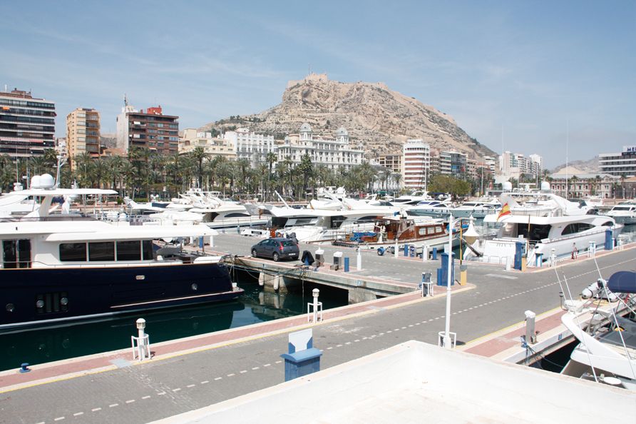 alicante marina entrance